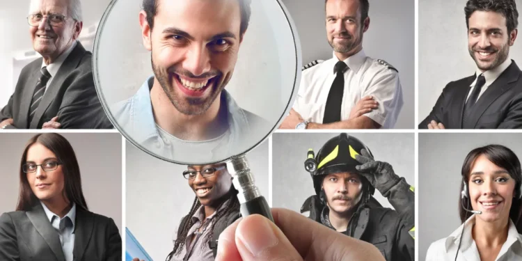 Montagem com profissionais de diversas áreas destacando um candidato com lupa.