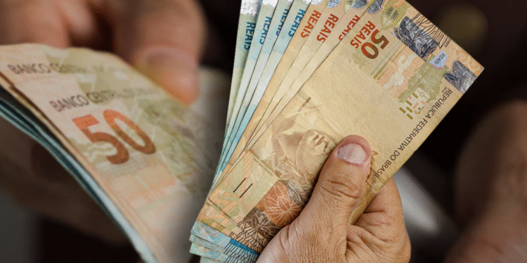 Dinheiro em notas de 50 reais, representando o valor do pagamento especial de R$ 2.227.