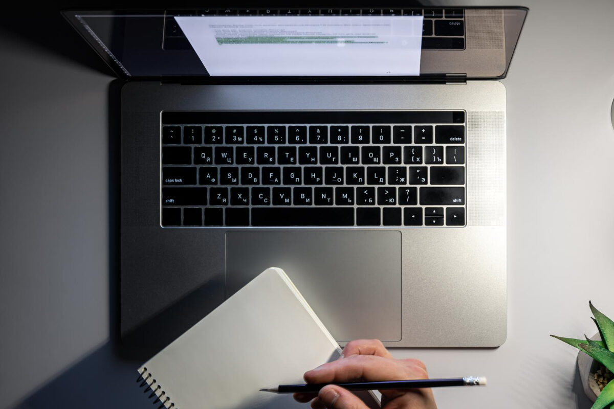 Dicas para Evitar Golpes no Concurso dos Correios Pessoa frente a um notebook acessando a internet