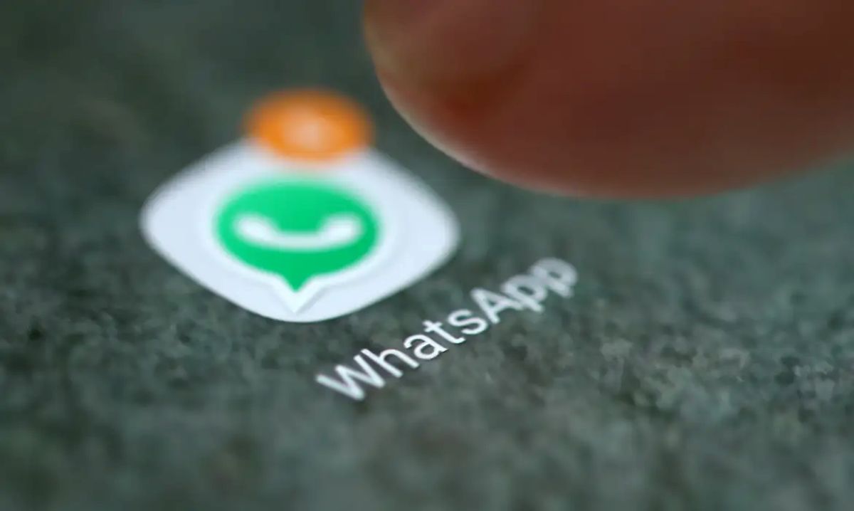 Privacidade e segurança no WhatsApp em 2025: O que muda? Imagem de uma pessoa tocando o ícone do WhatsApp em um smartphone, simbolizando o uso do app com foco em privacidade e segurança.