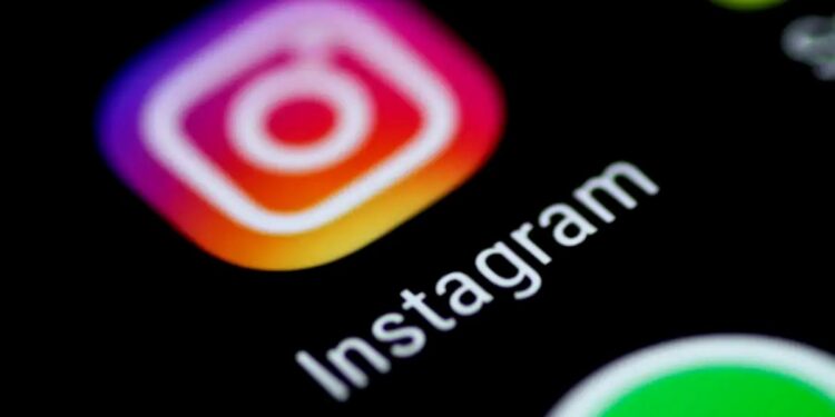 Ícone do aplicativo Instagram em tela de smartphone
