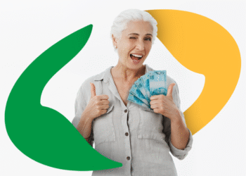 3Idosa sorrindo com dinheiro, representando quem tem direito ao benefício do INSS em agosto.