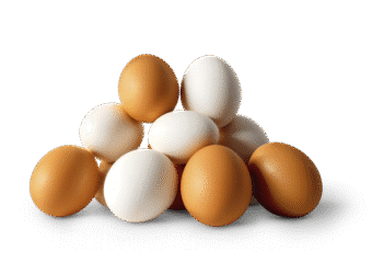 Pirâmide de ovos brancos e marrons misturados sobre fundo branco minimalista