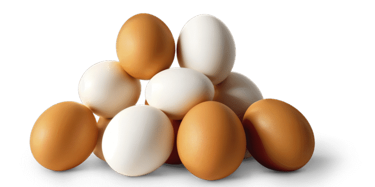 Pirâmide de ovos brancos e marrons misturados sobre fundo branco minimalista