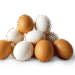 Pirâmide de ovos brancos e marrons misturados sobre fundo branco minimalista