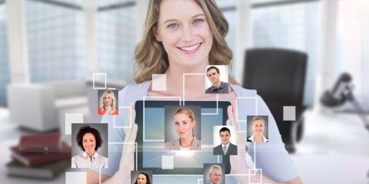 Mulher segurando um tablet com imagens de pessoas conectadas virtualmente, representando a diversidade de candidatos para o concurso de 15 profissões diferentes