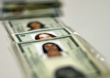 Várias identidades antigas de pessoas, representando RGs antigos e sua possível recusa