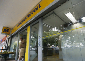 Fachada de agência do Banco do Brasil com movimento de clientes simbolizando oportunidades de carreira