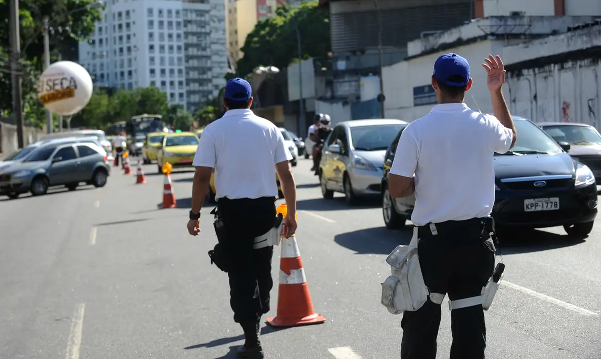Cargos, Requisitos e Remunerações do Concurso Detran SP Dois policiais de trânsito em operação, representando o concurso do Detran SP.