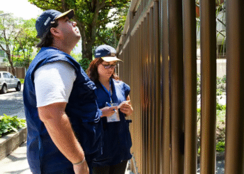 Logo do IBGE em ambiente de trabalho, destacando a publicação do edital com vagas disponíveis.