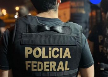 Policial federal em ação, representando a convocação para o TAF no concurso da Polícia Federal 2025.