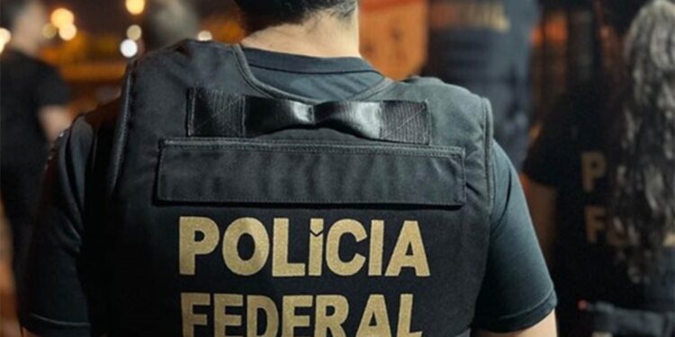 Policial federal em ação, representando a convocação para o TAF no concurso da Polícia Federal 2025.