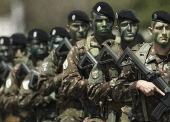 Soldados do Exército Brasileiro em formação tática com camuflagem e armamento