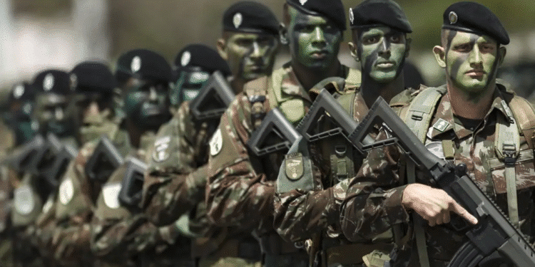 Soldados do Exército Brasileiro em formação tática com camuflagem e armamento