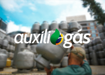 Homem carregando botijão de gás, simbolizando o novo benefício do Vale-Gás