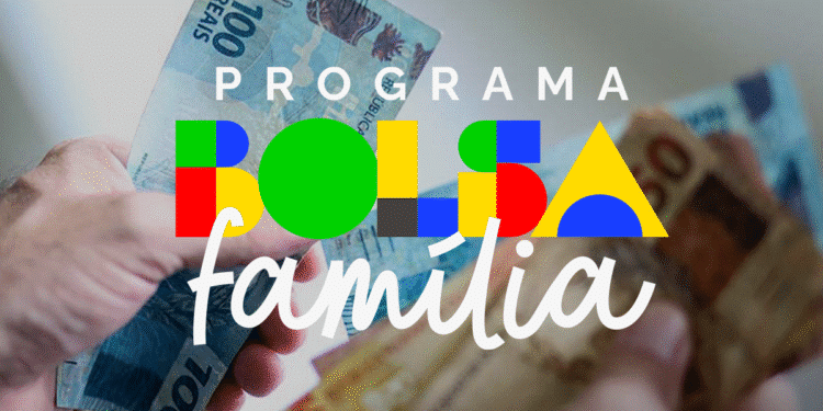 Dinheiro do Bolsa Família com notas de 100 reais e 50 reais, indicando o valor de R$ 900 a ser recebido pelos beneficiários em setembro.