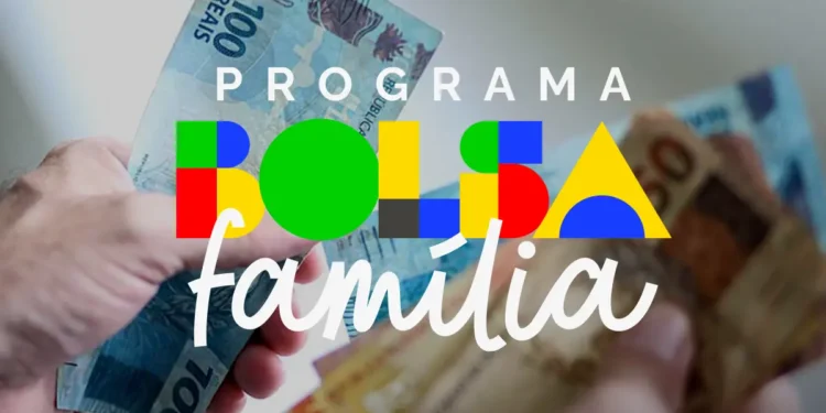 Pessoa recebendo pagamentos do programa Bolsa Família com notas de diferentes valores.
