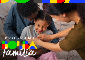 Família brincando com criança e logo do programa Bolsa Família.