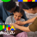 Família brincando com criança e logo do programa Bolsa Família.