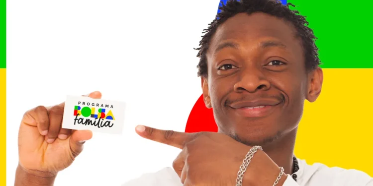 Jovem africano sorrindo e apontando para o cartão do Programa Bolsa Família, com fundo colorido.
