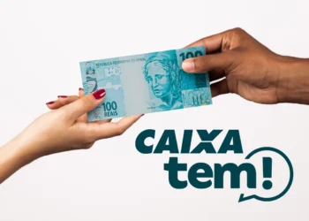 Imagens de mãos trocando uma nota de R$ 100 com o logotipo do Caixa Tem, indicando o pagamento de PIX para beneficiários.