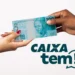 Imagens de mãos trocando uma nota de R$ 100 com o logotipo do Caixa Tem, indicando o pagamento de PIX para beneficiários.
