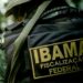 Imagem de um fiscal do IBAMA com colete, representando a fiscalização e os próximos passos no concurso do IBAMA 2025.