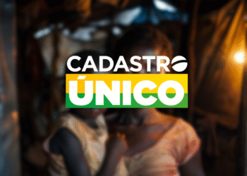 Imagem do logo do CadÚnico sobre um fundo desfocado, representando o acesso a cursos gratuitos para inscritos no cadastro.