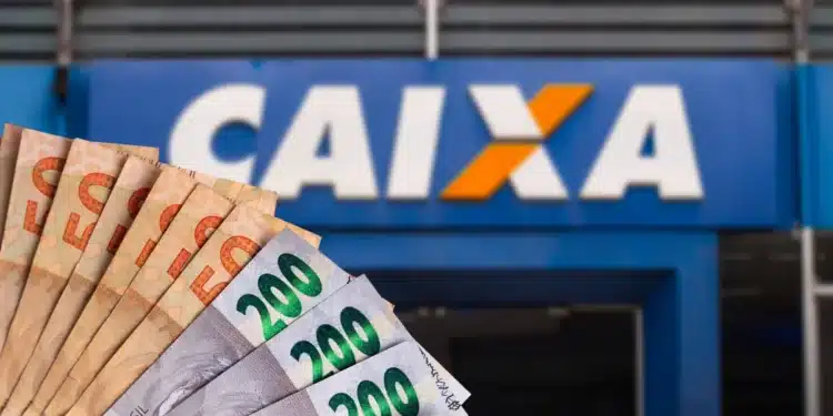 Cédulas de 200 e 50 reais em frente ao logo da Caixa Econômica Federal.