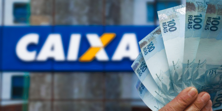 Pessoa retirando dinheiro em frente ao logo da CAIXA, simbolizando o processo de solicitação do saque de R$ 6.220.