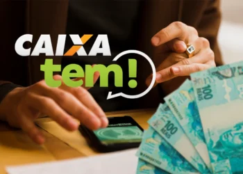 Caixa Tem mostrando um smartphone com transações financeiras, com dinheiro em notas de R$ 100 ao fundo, ilustrando o PIX de R$ 708 para CPFs ativos no CadÚnico.