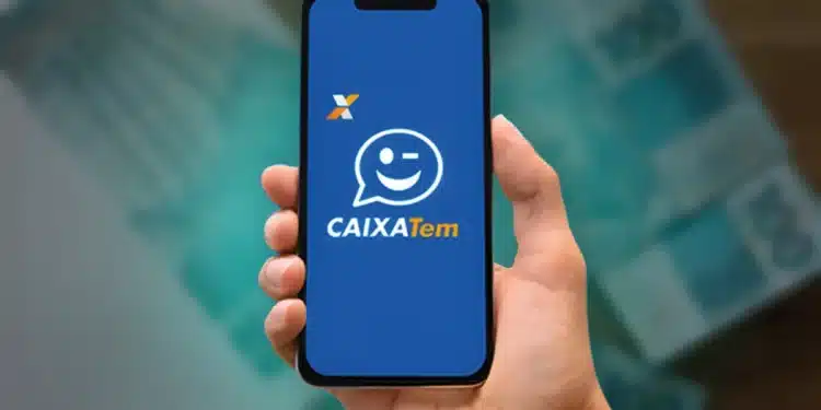 Imagem do aplicativo Caixa Tem em smartphone, com fundo desfocado de cédulas de real. Caixa Tem anuncia pagamento de R$ 708 via PIX para CPFs com final 0 a 9, nesta quinta-feira (28).