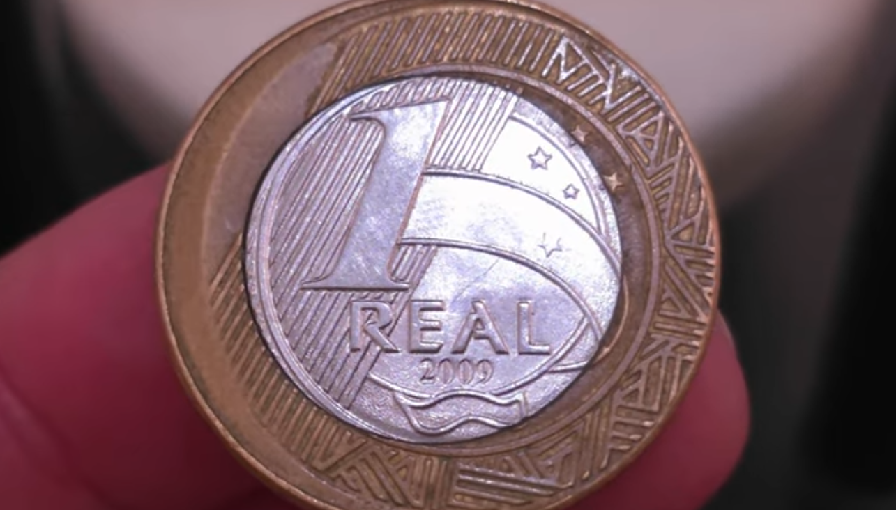 Moeda rara de 1 real 2009 com erro de cunhagem tipo boné Moeda de 1 real de 2009 com erro conhecido como boné