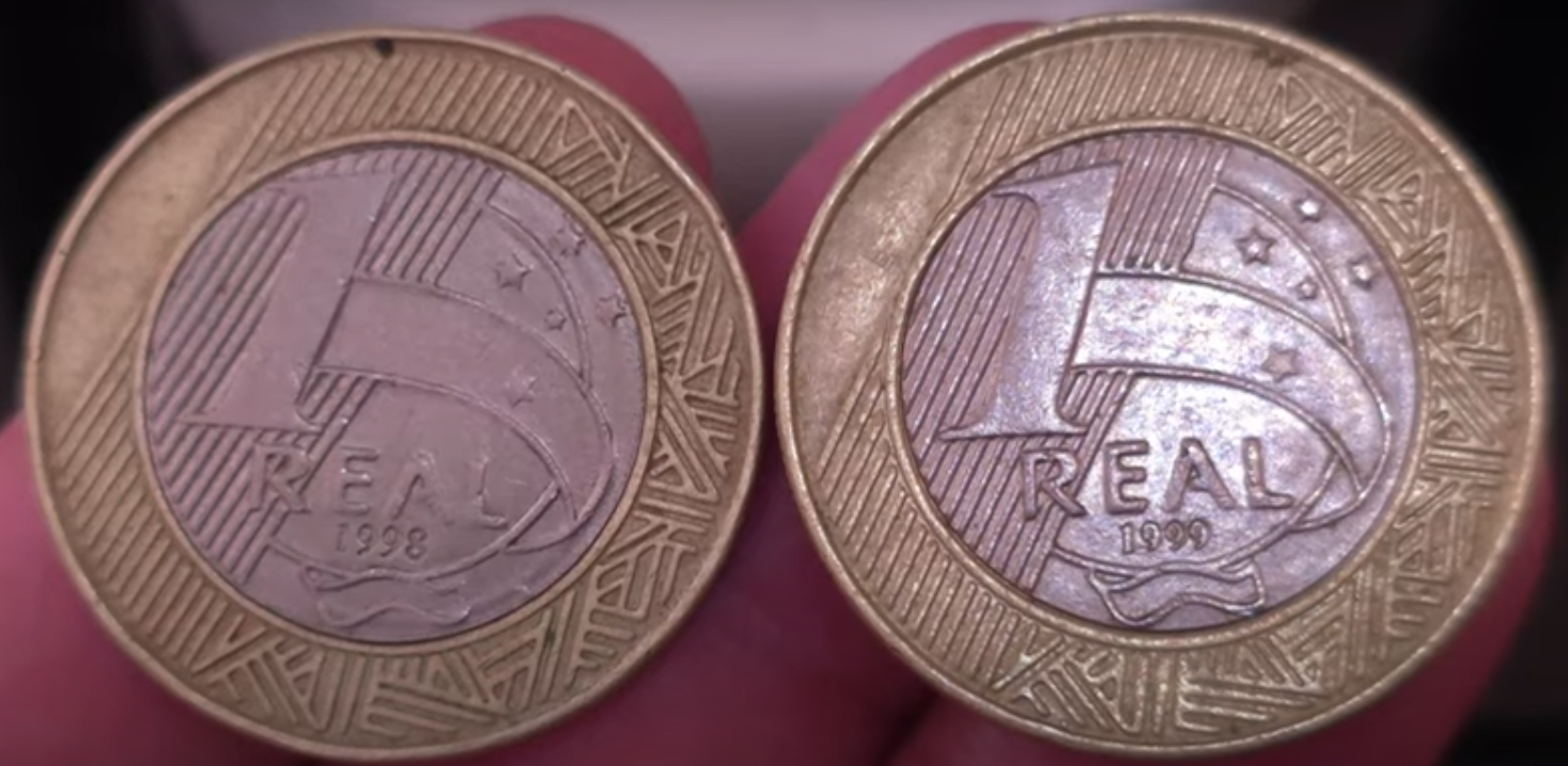 Moedas Raras de 1 Real: 1998 e 1999 Duas moedas de 1 real, uma de 1998 e outra de 1999, mostradas lado a lado para comparação.