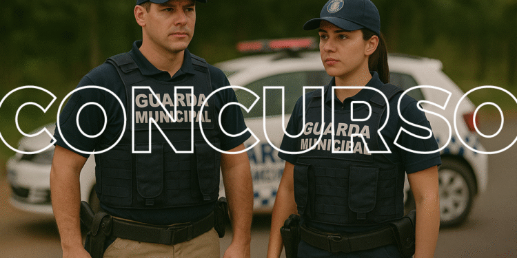 Dois agentes da Guarda Municipal em uniforme, lado a lado, durante concurso público.