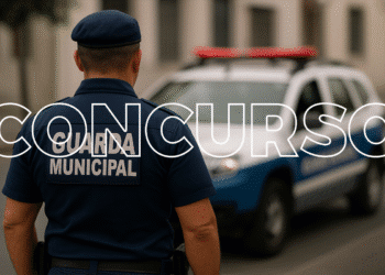 Guarda Municipal uniformizado de costas, com viatura ao fundo e destaque para concurso.