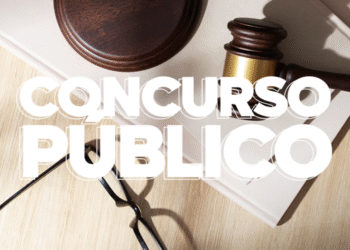 Itens relacionados a um concurso público, como documentos e martelo de juiz