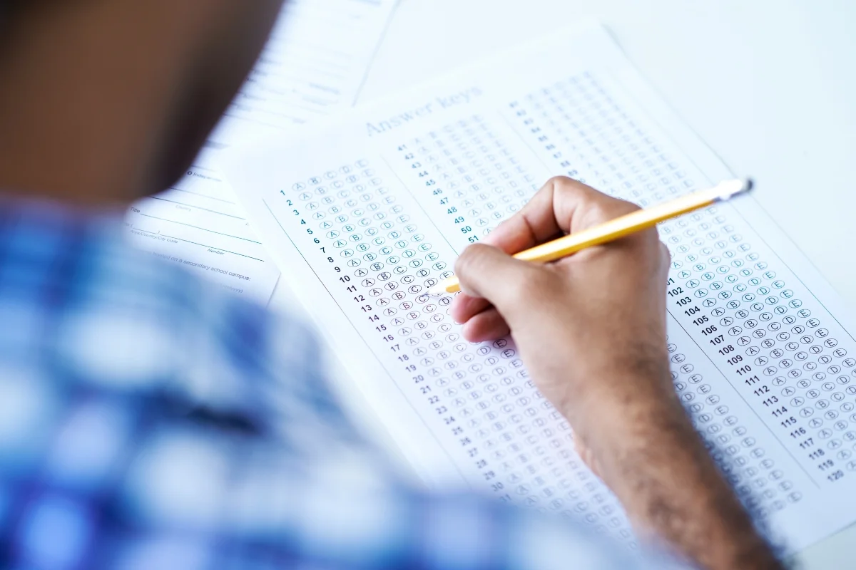 Concurso da Guarda Pessoa preenchendo formulário para concurso da Guarda Municipal de Costa Rica