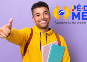 Estudante sorridente com blusa amarela faz joinha e segura cadernos ao lado do logo Pé-de-Meia.