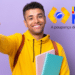 Estudante sorridente com blusa amarela faz joinha e segura cadernos ao lado do logo Pé-de-Meia.