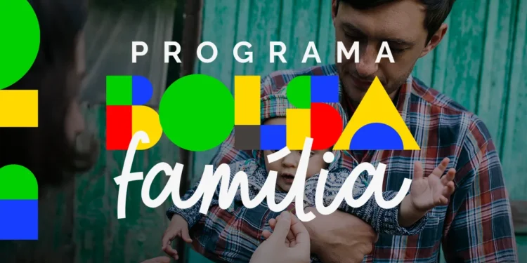 Família com criança recebendo o benefício do Bolsa Família.