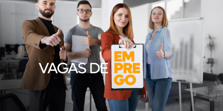 Grupo de pessoas mostrando entusiasmo com uma vaga de emprego, representando as oportunidades na Prefeitura do Rio de Janeiro.