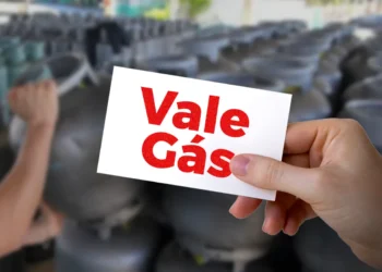 Cartão Vale Gás com logo em destaque, ao fundo cilindros de gás.