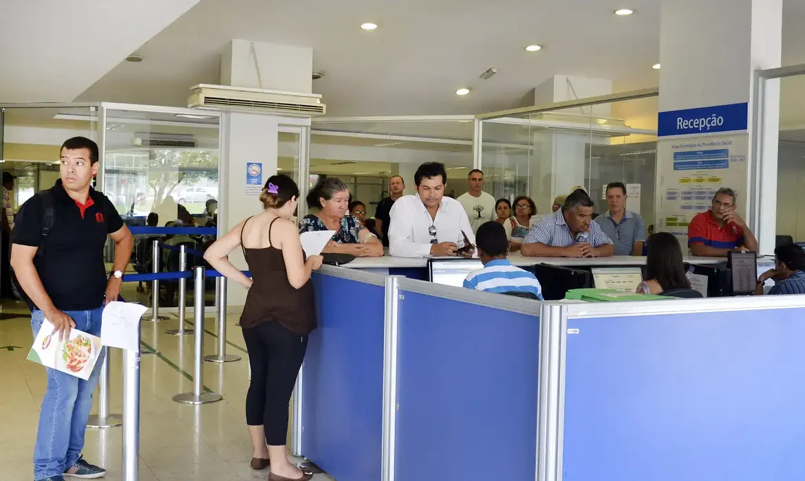 Atendimento presencial em agência do INSS com fila de segurados