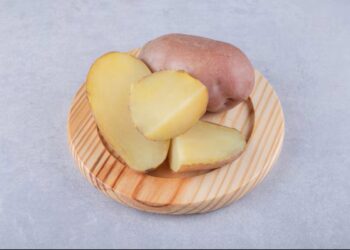 Batata cortada mostrando a polpa, usada para tirar o excesso de sal da comida