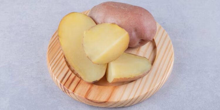 Batata cortada mostrando a polpa, usada para tirar o excesso de sal da comida