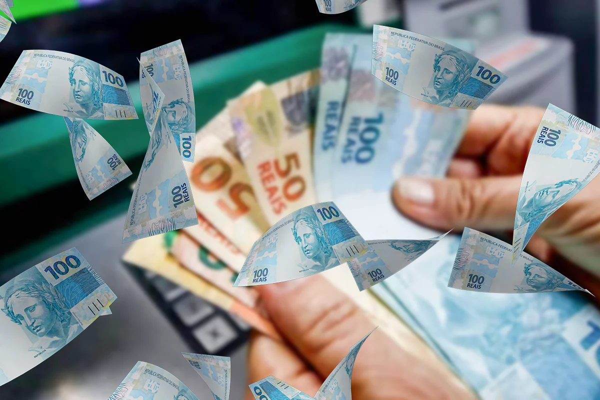 Notas de reais flutuando ao fundo de um caixa eletrônico, ilustrando o benefício extra de R$ 300 pago pelo governo em setembro.