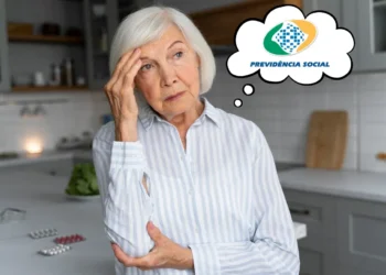 Idosa preocupada com a possibilidade de perder o benefício do INSS, com o logotipo do órgão em seu pensamento.