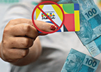 Cartão do Bolsa Família com notas de 100 reais e símbolo de proibição, ilustrando a suspensão do benefício.