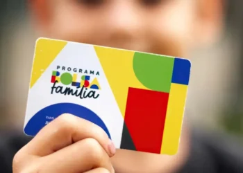 Cartão do Programa Bolsa Família, com logo colorido e formas geométricas.